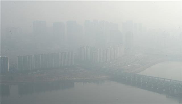 초미세먼지 농도가 ‘매우 나쁨’ 수준을 보인 11일 서울 여의도 63빌딩 전망대에서 바라본 서울 도심이 뿌옇다.2021.3.11 뉴스1