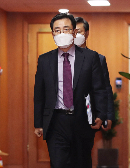 최승렬 국가수사본부 수사국장이 11일 정부서울청사에서 한국토지주택공사(LH) 직원들의 3기 신도시 투기 의혹 관련 수사 협력 방안을 논의하기 위해 열린 수사기관 실무협의회에 참석하고 있다. 2021.3.11 오장환 기자 5zzang@seoul.co.kr