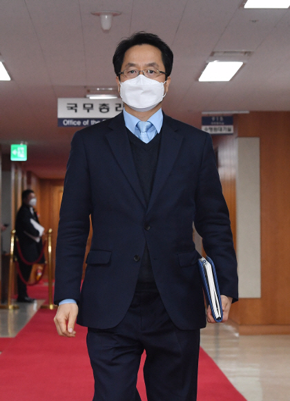 이종근 대검찰청 형사부장이 11일 정부서울청사에서 한국토지주택공사(LH) 직원들의 3기 신도시 투기 의혹 관련 수사 협력 방안을 논의하기 위해 열린 수사기관 실무협의회에 참석하고 있다. 2021.3.11 오장환 기자 5zzang@seoul.co.kr