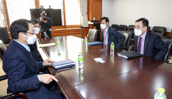 최승렬(오른쪽) 국가수사본부 수사국장과 이종근 대검찰청 형사부장이 11일 서울 종로구 정부서울청사에서 LH 땅 투기 관련 수사기관 실무협의회에 참석하고 있다. 2021. 3. 11 오장환 기자 5zzang@seoul.co.kr