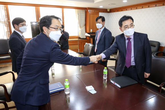 최승렬(오른쪽) 국가수사본부 수사국장과 이종근 대검찰청 형사부장이 11일 서울 종로구 정부서울청사에서 LH 땅 투기 관련 수사기관 실무협의회에 앞서 악수하고 있다. 2021. 3. 11 오장환 기자 5zzang@seoul.co.kr