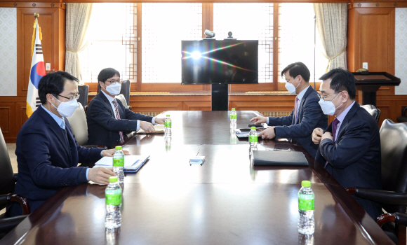 최승렬(오른쪽) 국가수사본부 수사국장과 이종근 대검찰청 형사부장이 11일 서울 종로구 정부서울청사에서 LH 땅 투기 관련 수사기관 실무협의회에 참석하고 있다. 2021. 3. 11 오장환 기자 5zzang@seoul.co.kr