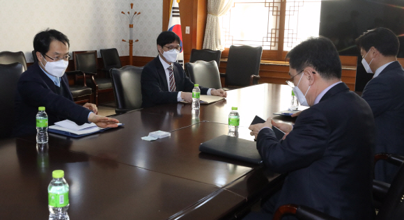 최승렬(오른쪽) 국가수사본부 수사국장과 이종근 대검찰청 형사부장이 11일 서울 종로구 정부서울청사에서 LH 땅 투기 관련 수사기관 실무협의회에 참석하고 있다. 2021. 3. 11 오장환 기자 5zzang@seoul.co.kr