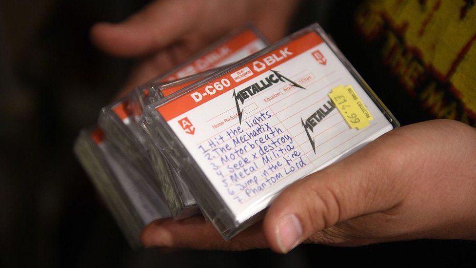 2015년 영국의 음악가게 ‘레코드 콜렉터’의 한 직원이 1982년 메탈리카의 데모 테이프를 재발매한 것을 보여주고 있다. AFP 자료사진