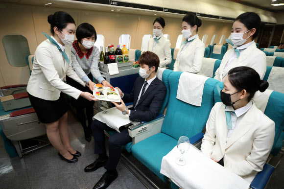 11일 오후 대구 북구 영진전문대학교에서 항공서비스과 학생들이 대면강의로 객실 서비스 실무를 배우고 있다. 영진전문대는 지난해 1학기에는 신종 코로나바이러스 감염증(코로나19) 확산세로 비대면으로 강의를 진행했다. 2021.3.11  연합뉴스