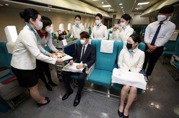 11일 오후 대구 북구 영진전문대학교에서 항공서비스과 학생들이 대면강의로 객실 서비스 실무를 배우고 있다. 영진전문대는 지난해 1학기에는 신종 코로나바이러스 감염증(코로나19) 확산세로 비대면으로 강의를 진행했다. 2021.3.11  연합뉴스