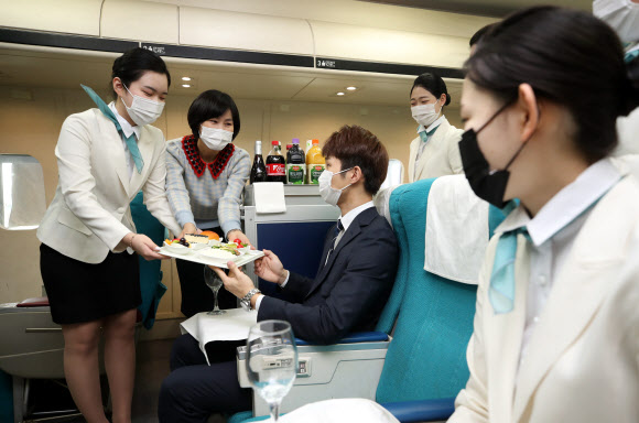 11일 오후 대구 북구 영진전문대학교에서 항공서비스과 학생들이 대면강의로 객실 서비스 실무를 배우고 있다. 영진전문대는 지난해 1학기에는 신종 코로나바이러스 감염증(코로나19) 확산세로 비대면으로 강의를 진행했다. 2021.3.11  연합뉴스