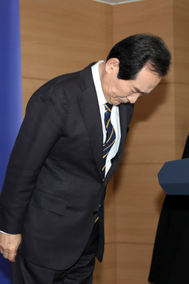 정세균 국무총리가 11일 오후 정부서울청사 브리핑실에서 열린 3차 정례 브리핑에서 국토교통부와 한국토지주택공사(LH) 임직원을 대상으로 진행한 ‘1차 전수조사’ 결과를 직접 발표하기에 앞서 인사를 하고 있다. 2021.3.11  연합뉴스