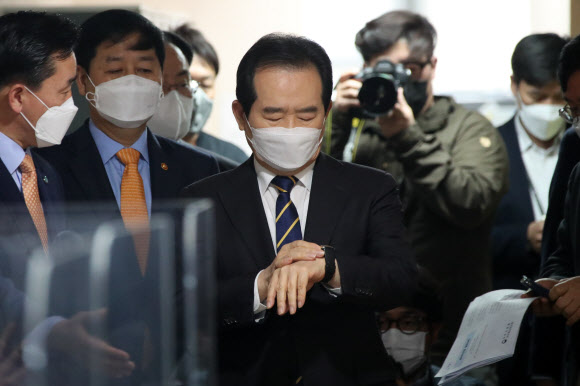 정세균 국무총리가 11일 오후 정부서울청사 브리핑실에서 열린 3차 정례 브리핑에서 국토교통부와 한국토지주택공사(LH) 임직원을 대상으로 진행한 ‘1차 전수조사’ 결과를 직접 발표하기에 앞서 시계를 보고 있다. 2021.3.11  연합뉴스