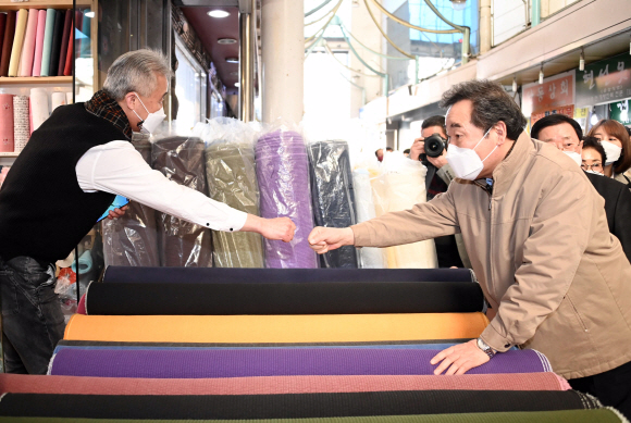 이낙연 더불어민주당 상임선대위원장이 11일 서울 종로구 광장시장을 방문해 신종 코로나바이러스 감염증(코로나19) 여파로 어려움을 겪는 상인과 인사를 나누고 있다. 2021. 3. 11  국회사진기자단