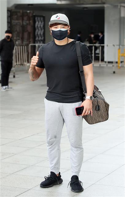 자가격리를 마친 SSG랜더스 추신수가 11일 오후 롯데자이언츠와 SSG랜더스의 연습 경기가 열린 부산 사직야구장에 들어서고 있다. 2021.3.11 뉴스1