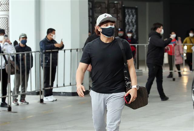 자가격리를 마친 SSG랜더스 추신수가 11일 오후 롯데자이언츠와 SSG랜더스의 연습 경기가 열린 부산 사직야구장에 들어서고 있다. 2021.3.11 뉴스1