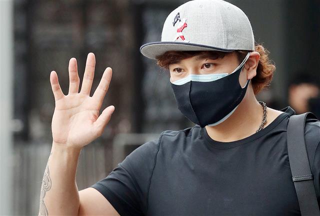 자가격리를 마친 SSG랜더스 추신수가 11일 오후 롯데자이언츠와 SSG랜더스의 연습 경기가 열린 부산 사직야구장에 들어서고 있다. 2021.3.11 뉴스1