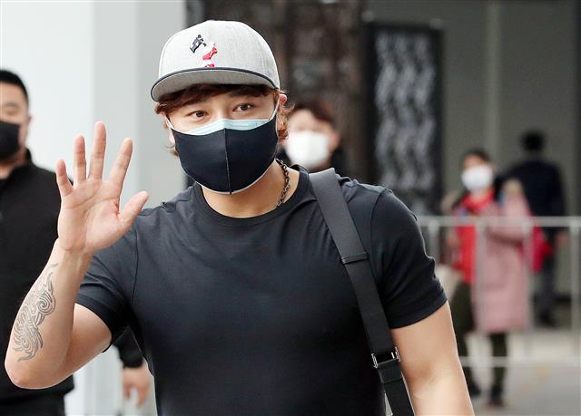 자가격리를 마친 SSG랜더스 추신수가 11일 오후 롯데자이언츠와 SSG랜더스의 연습 경기가 열린 부산 사직야구장에 들어서고 있다. 2021.3.11 뉴스1