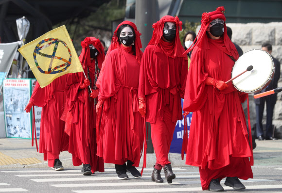 종교환경회의, 불교환경연대 관계자들이 11일 서울 여의도 국회 앞에서 후쿠시마 핵발전소 사고 10주년 탈핵 행진 기자회견을 열고 탈핵을 촉구하는 퍼포먼스를 벌이고 있다. 2021.3.11 연합뉴스