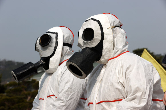 불교환경연대, 종교환경연대 등 관계자들이 11일 오후 서울 종로구 청와대 분수광장에서 ‘후쿠시마 핵발전소 사고 10주기 탈핵 기자회견’을 하고 있다. 2021.3.11  연합뉴스