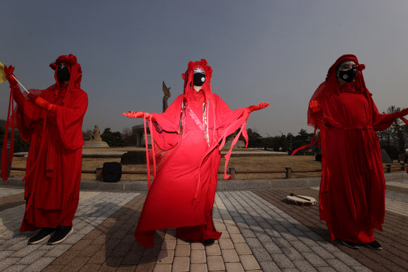 불교환경연대, 종교환경연대 등 관계자들이 11일 오후 서울 종로구 청와대 분수광장에서 ‘후쿠시마 핵발전소 사고 10주기 탈핵 기자회견’을 하고 있다. 2021.3.11  연합뉴스