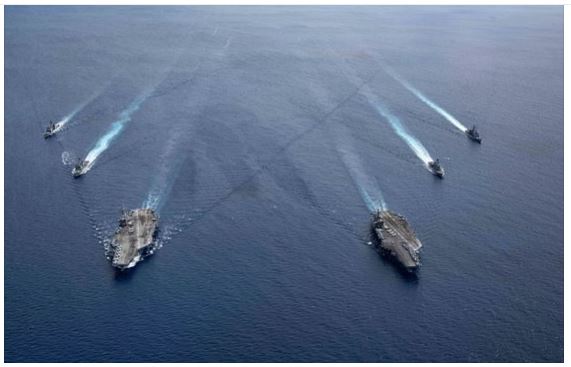 미 해군의 항공모함 니미츠함과 레이건함이 남중국해에서 훈련을 벌이며 중국에 미군의 존재감을 과시하고 있다. AP 연합뉴스