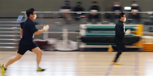 11일 전북 전주시 전주어울림국민체육센터에서 열린 ‘전주시 환경관리원 채용 체력평가’에서 응시자들이 달리기를 하고 있다. 2021.3.11 뉴스1