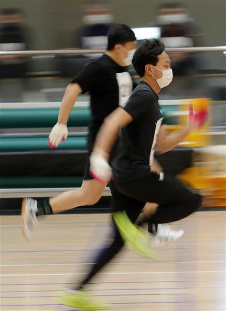 11일 전북 전주시 전주어울림국민체육센터에서 열린 ‘전주시 환경관리원 채용 체력평가’에서 응시자들이 왕복달리기를 하고 있다. 2021.3.11 뉴스1