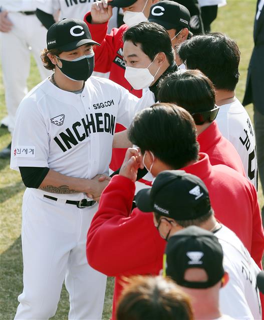 자가격리를 마친 SSG랜더스 추신수가 11일 오후 부산 사직야구장에서 열린 롯데자이언츠와 SSG랜더스의 연습 경기가 끝난 후 팀 상견례에서 선수들에게 인사를 하고 있다. 2021.3.11 뉴스1