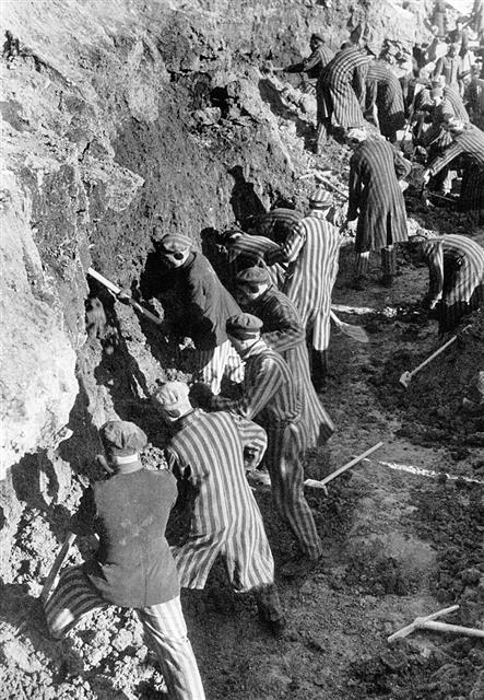 1941년 독일 작센하우센 강제수용소에서 노동을 하는 수감자들.