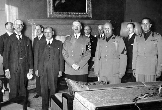 히틀러는 정권을 잡자마자 공산주의자를 비롯한 자신의 정적을 강제수용소에 보냈다. 통치 기간 독일인 300만명이 정치범이 됐고, 수만명이 목숨을 잃었다.