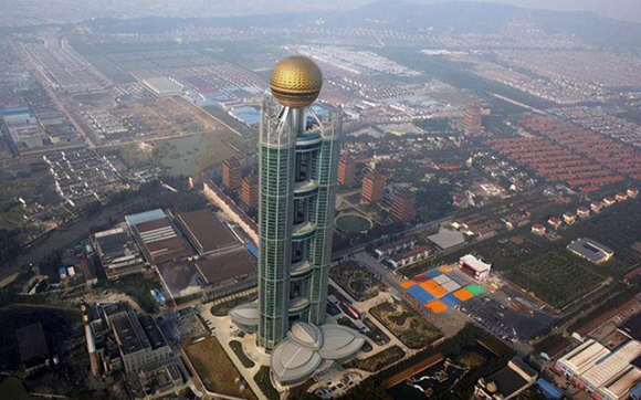 중국 최고 부자 마을로 부러움을 샀던 화시촌이 파산 위기를 맞고 있다. 사진은 중국 화시촌의 전경. 우뚝 솟은 건물은 화시촌이 300억 위안을 들여 세운 72층 규모의 5성급 룽시궈지호텔.  펑황망 홈페이지 캡처