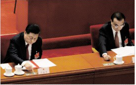 시진핑(왼쪽) 중국 국가주석이 11일 베이징 인민대회당에서 열린 전국인민대표대회 전체회의에서 반중국 세력의 출마를 막기 위한 홍콩 선거제도 완비에 관한 결의안 초안에 투표하고 있다. 베이징 로이터 연합뉴스