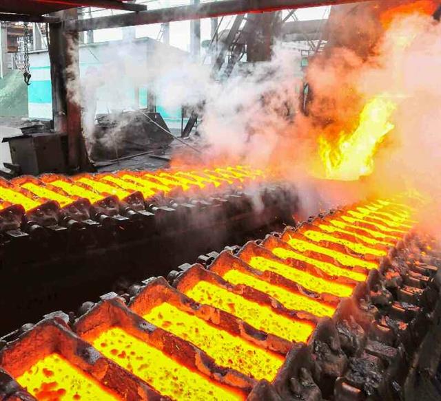 북한 노동당 기관지 노동신문은 12일 함경북도에서 새 국가경제발전 5개년 계획 수행을 위해 첫해부터 투쟁의 열기가 끓어오르고 있다고 보도했다. 신문은 함경북도 각 부문의 사업 현황과 간부들이 밝힌 의지와 다짐을 소개하기도 했다. 사진은 김책제철연합기업소의 모습. 평양 노동신문 뉴스1