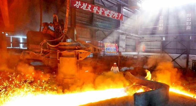 북한 노동당 기관지 노동신문은 12일 함경북도에서 새 국가경제발전 5개년 계획 수행을 위해 첫해부터 투쟁의 열기가 끓어오르고 있다고 보도했다. 신문은 함경북도 각 부문의 사업 현황과 간부들이 밝힌 의지와 다짐을 소개하기도 했다. 사진은 김책제철연합기업소의 모습. 평양 노동신문 뉴스1