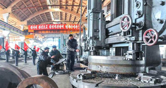 북한 노동당 기관지 노동신문은 12일 함경북도에서 새 국가경제발전 5개년 계획 수행을 위해 첫해부터 투쟁의 열기가 끓어오르고 있다고 특집기사로 보도했다. 신문은 함경북도 각 부문의 사업 현황과 간부들이 밝힌 의지와 다짐을 소개하기도 했다. 사진은 라남탄광기계연합기업소의 모습. 평양 노동신문 뉴스1