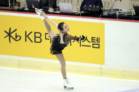 12일 의정부실내빙상장에서 열린 KB금융 전국남녀 피겨스케이팅 회장배 랭킹대회 여자 주니어 쇼트 프로그램에서 다정중학교 연채주가 연기를 펼치고 있다. 2021.3.12  연합뉴스
