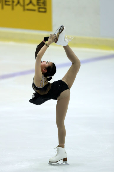 12일 의정부실내빙상장에서 열린 KB금융 전국남녀 피겨스케이팅 회장배 랭킹대회 여자 주니어 쇼트 프로그램에서 다정중학교 연채주가 연기하고 있다. 2021.3.12  연합뉴스