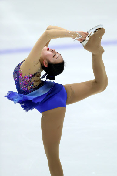 12일 의정부실내빙상장에서 열린 KB금융 전국남녀 피겨스케이팅 회장배 랭킹대회 여자 주니어 쇼트 프로그램에서 과천고등학교 김규리가 연기를 펼치고 있다. 2021.3.12  연합뉴스