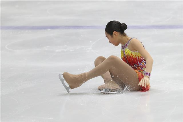 12일 경기 의정부실내빙상장에서 열린 2020-2021 KB금융 전국남녀 피겨스케이팅 회장배 랭킹대회 여자 주니어 쇼트 프로그램 경기에서 한희수(선일여자중학교)가 연기를 펼치던 중 넘어지고 있다. 2021.3.12 뉴스1