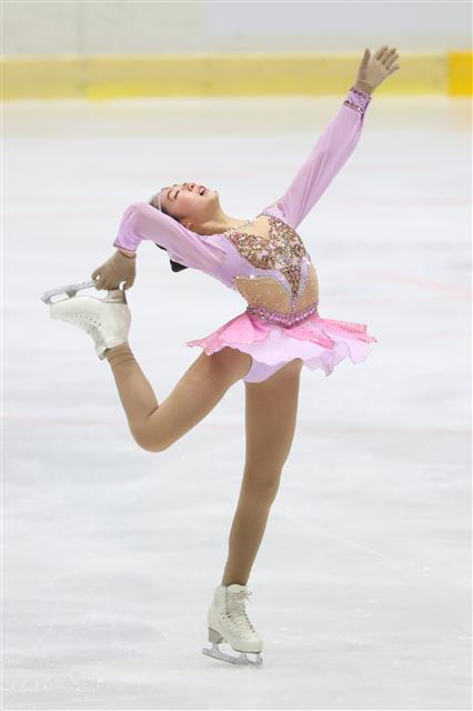 12일 경기 의정부실내빙상장에서 열린 2020-2021 KB금융 전국남녀 피겨스케이팅 회장배 랭킹대회 여자 주니어 쇼트 프로그램 경기에서 송시우(도장중학교)가 연기를 펼치고 있다. 송시우는 49.59점으로 2위를 기록했다. 2021.3.12 뉴스1