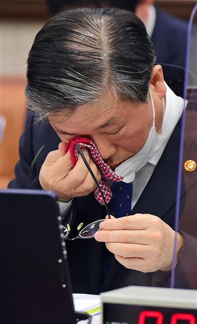 변창흠 국토교통부 장관 등 참석자들이 12일 국회에서 열린 국토교통위원회 전체회의에서 눈을 닦고 있다. 2021.3.12 뉴스1