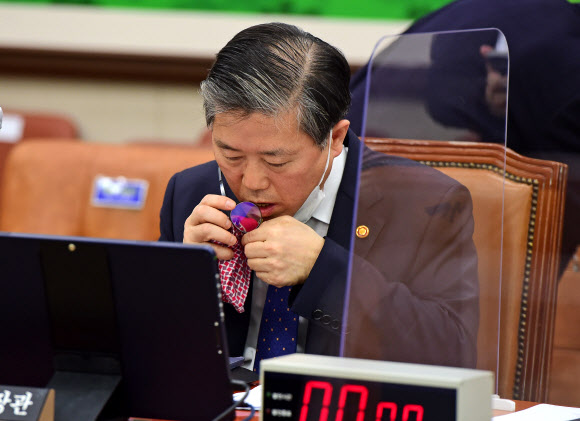 변창흠 국토교통부 장관이 12일 국회에서 열린 국토교통위원회 전체회의에 참석해 안경을 닦고 있다. 2021.3.12  연합뉴스