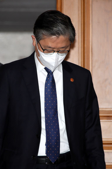 변창흠 국토교통부 장관이 12일 정부서울청사에서 열린 제16차 부동산시장 점검 관계장관회의에 참석하고 있다. 2021.3.12  연합뉴스