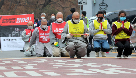 12일 오후 서울 용산구 주한 미얀마대사관 앞에서 재한 미얀마인들과 조계종 사회노동위원회 소속 스님들이 미얀마 민주화를 기원하며 유엔인권위 사무실까지 오체투지 행진을 하고 있다. 2021.3.12  연합뉴스