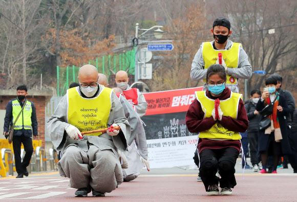 12일 오후 서울 용산구 주한 미얀마대사관 앞에서 재한 미얀마인들과 조계종 사회노동위원회 소속 스님들이 미얀마 민주화를 기원하며 유엔인권위 사무실까지 오체투지 행진을 하고 있다. 2021.3.12  연합뉴스