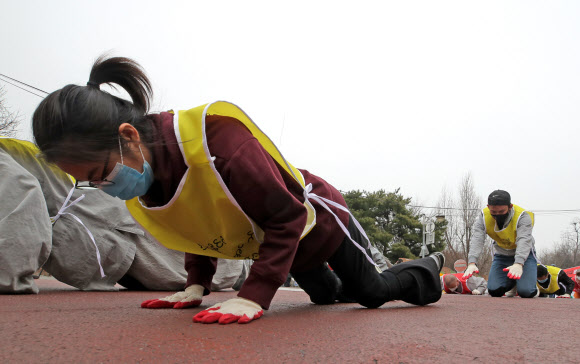 12일 오후 서울 용산구 주한 미얀마대사관 앞에서 재한 미얀마인들과 조계종 사회노동위원회 소속 스님들이 미얀마 민주화를 기원하며 유엔인권위 사무실까지 오체투지 행진을 하고 있다. 2021.3.12  연합뉴스