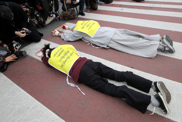 12일 오후 서울 용산구 주한 미얀마대사관 앞에서 재한 미얀마인들과 조계종 사회노동위원회 소속 스님들이 미얀마 민주화를 기원하며 유엔인권위 사무실까지 오체투지 행진을 하고 있다. 2021.3.12  연합뉴스