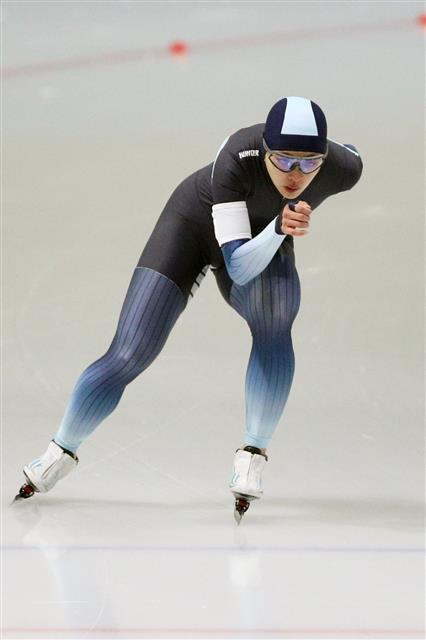 12일 오후 서울 노원구 태릉국제스케이트장에서 열린 ‘제56회 빙상인 추모 전국 남녀 스피드스케이팅대회’ 여자 일반부 3000m 결승에서 김보름이 질주하고 있다. 2021.3.12 뉴스1