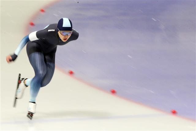 12일 오후 서울 노원구 태릉국제스케이트장에서 열린 ‘제56회 빙상인 추모 전국 남녀 스피드스케이팅대회’ 여자 일반부 3000m 결승에서 김보름이 질주하고 있다. 2021.3.12 뉴스1