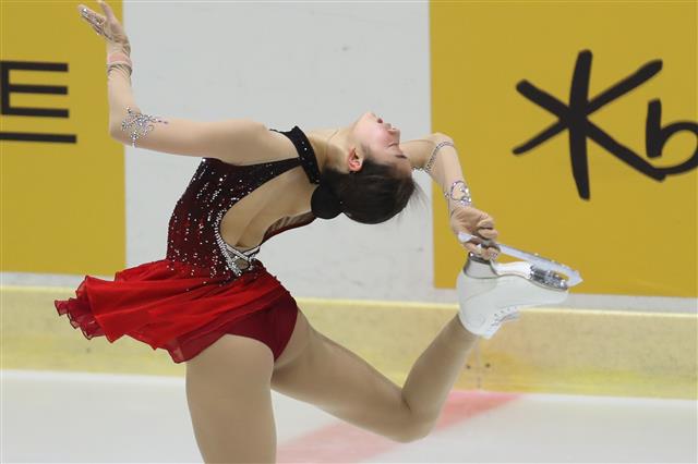 12일 경기 의정부실내빙상장에서 열린 2020-2021 KB금융 전국남녀 피겨스케이팅 회장배 랭킹대회에서 위서영(수리고)이 쇼트 프로그램 연습을 하고 있다. 2021.3.12 뉴스1