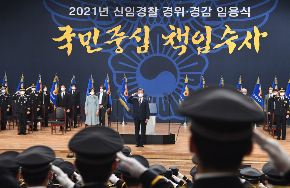 문재인 대통령이 12일 오후 충남 아산 경찰대학에서 열린 신임경찰 경위·경감 임용식에서 경례를 하고 있다. 2021.3.12 도준석 기자 pado@seoul.co.kr