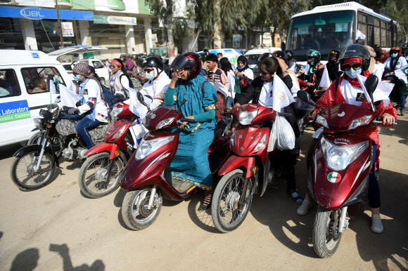 7일(현지시간) 파키스탄 카라치에서 여성 운전자들이 세계 여성의 날을 맞아 오토바이 라이딩 행진을 하고 있다. 카라치 AFP 연합뉴스