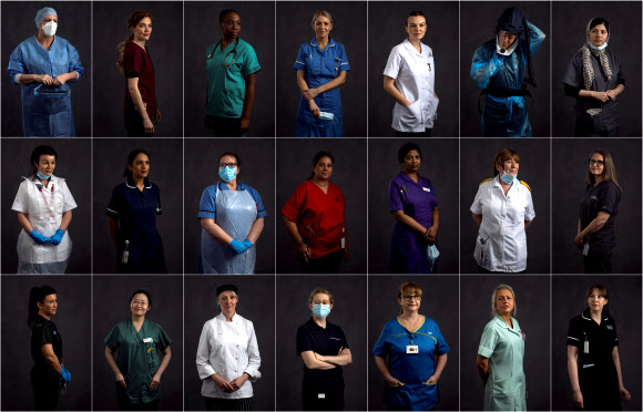 세계 여성의 날을 맞아 영국 국민보건서비스(NHS) 직원들이 유니폼을 입고 포즈를 취한 모습. 로이터 연합뉴스